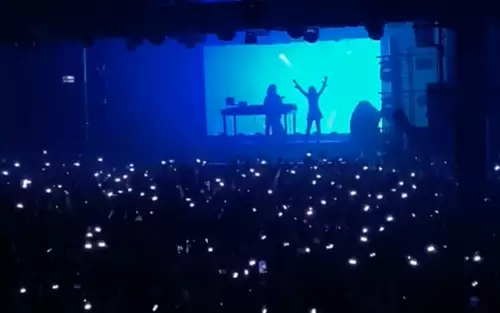 pixmob führte Armbänder für Elyellas Konzert in La Riviera