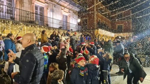 Schnee beim Einschalten der Weihnachtsbeleuchtung in Leon