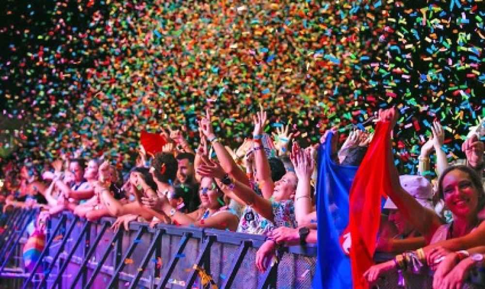 Confetti pour Lori Meyers et Arde Bogotá au Festival Mediterránea 