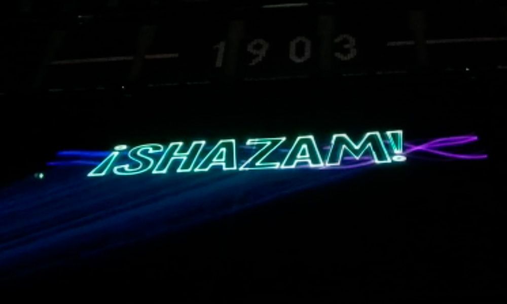 Grafica laser sull'erba dello stadio Civitas Metropolitano per promuovere Shazam ii