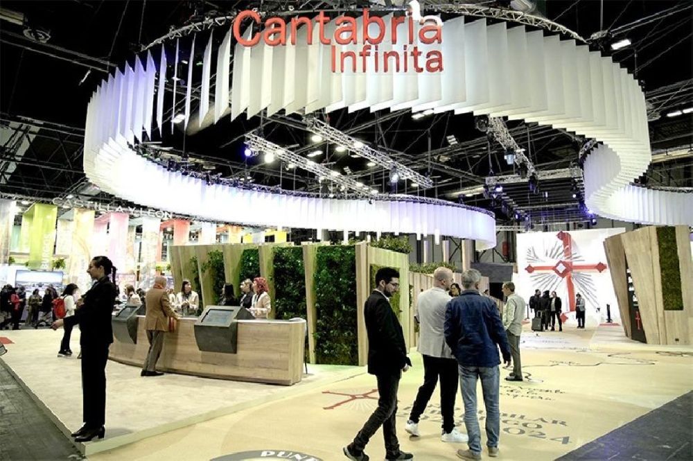 Pantalla de niebla en stand de Cantabria, FITUR 2024