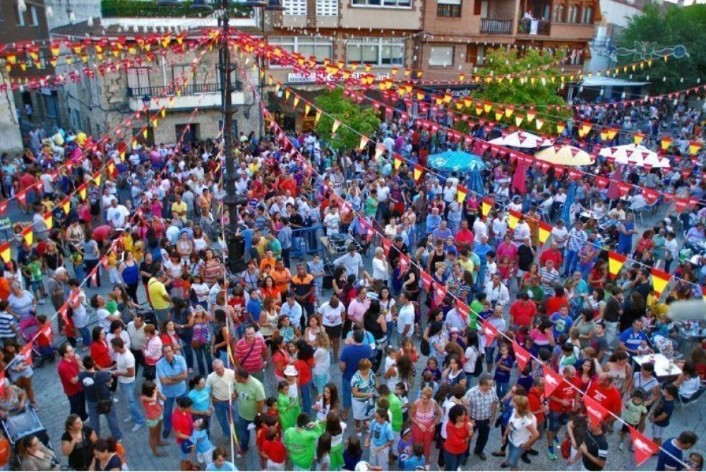 Konfetti auf dem Chupinazo in Guadalix de la Sierra