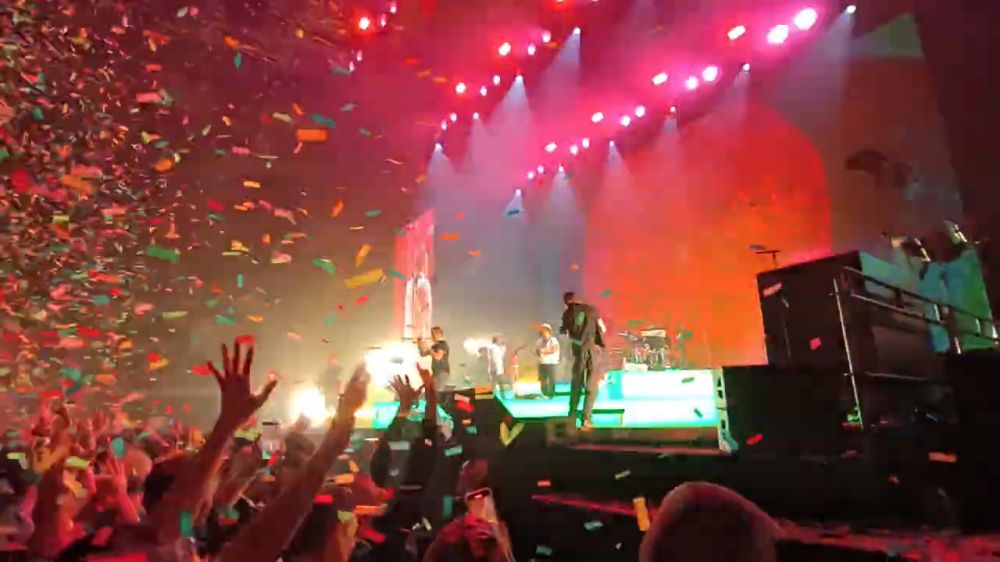 Confetis para Love of Lesbian en Movistar Arena Madrid 01112025