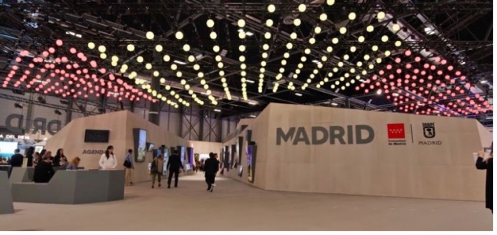 400 sphères cinétiques LED sur le stand du gouvernement régional de Madrid à FITUR 2024